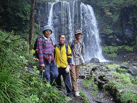 滝の前で